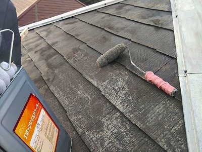 屋根の下塗り中